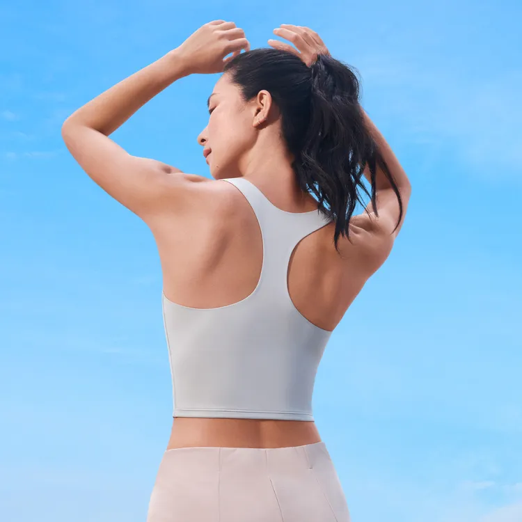 「2 IN 1運動背心」以工字設計勾勒背部曲線。品牌提供