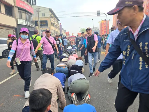 大甲妈祖遶境信徒大爆发 排队钻轿底、扶轿!行程延误逾3小时