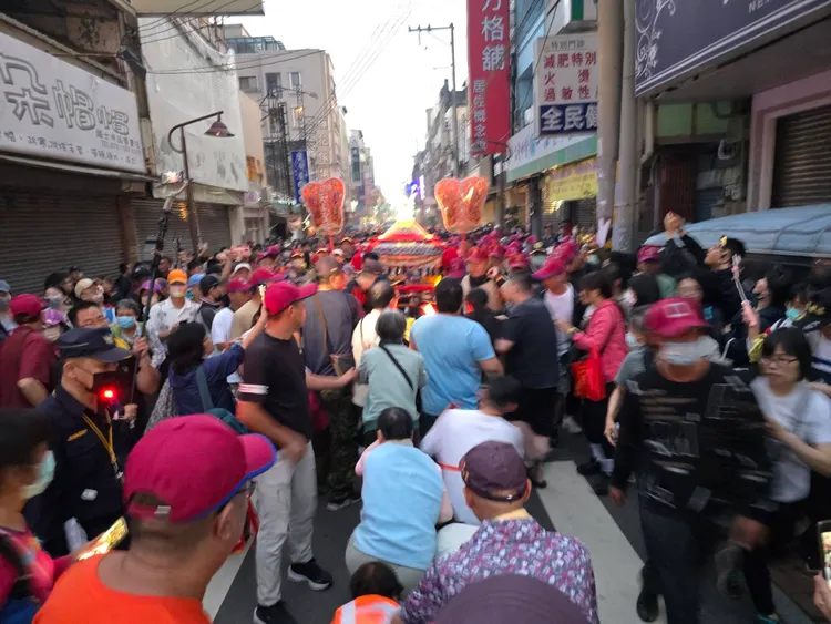 一路上都是排隊鑽轎底的信徒。民眾提供
