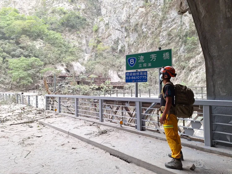 特搜人員上午前往中橫175公里處，以徒步方式前進至九曲洞。特搜隊提供