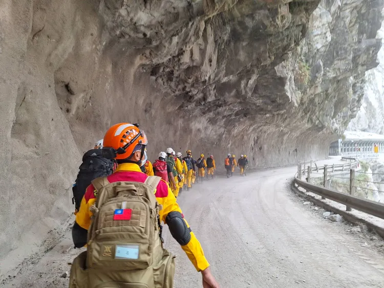 特搜人員徒步方式前進至九曲洞，引導民眾脫困。特搜隊提供