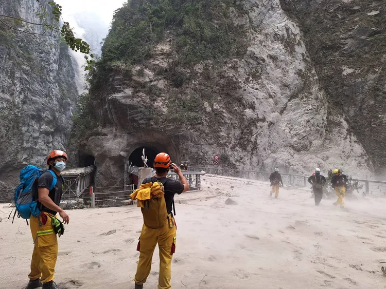 特搜人員徒步方式前進至九曲洞，引導民眾脫困。特搜隊提供