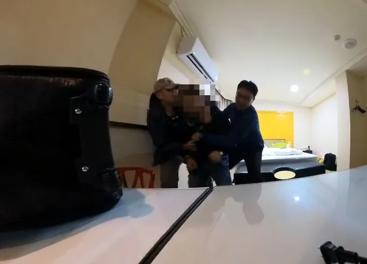 警方逮捕接應的販毒集團成員。航警局提供