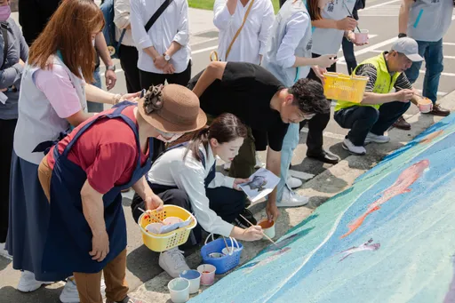 那鲁湾街堤防增添原民部落意象 高虹安携手文健站长辈共同彩绘