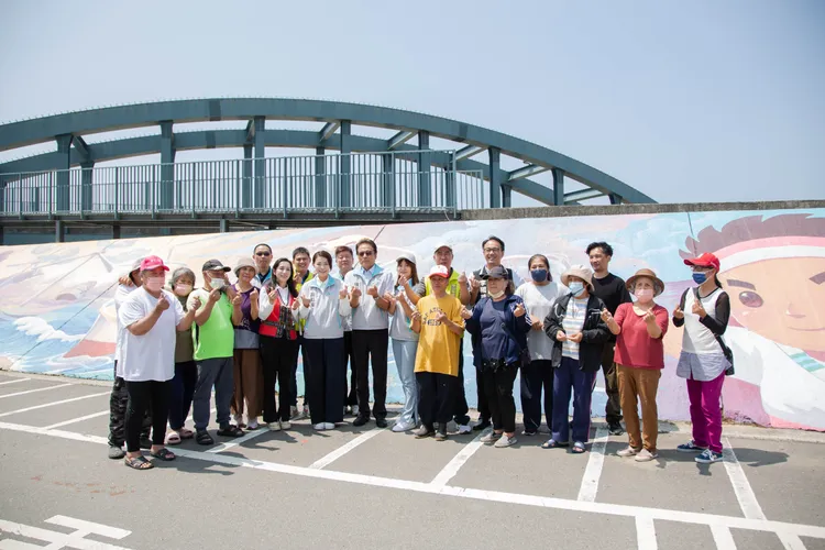 那魯灣街堤防增添原民部落意象。新竹市府提供