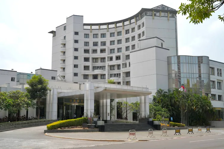 高雄市政府積極邀請清華大學及陽明交通大學兩所頂尖大學分別在高雄舊左中校地、蓮潭會館(圖)設立分校。市府提供