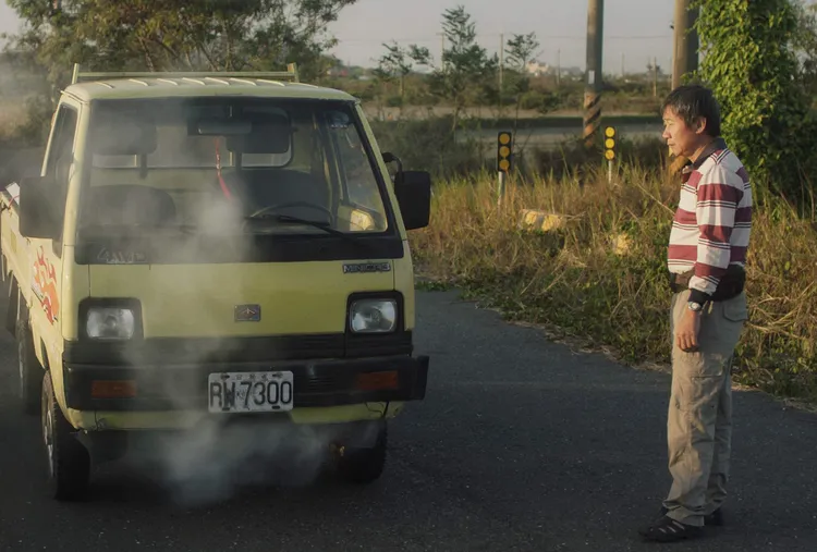 公視學生劇展《發財車》主演陳文彬落寞對著拋錨車。公視提供