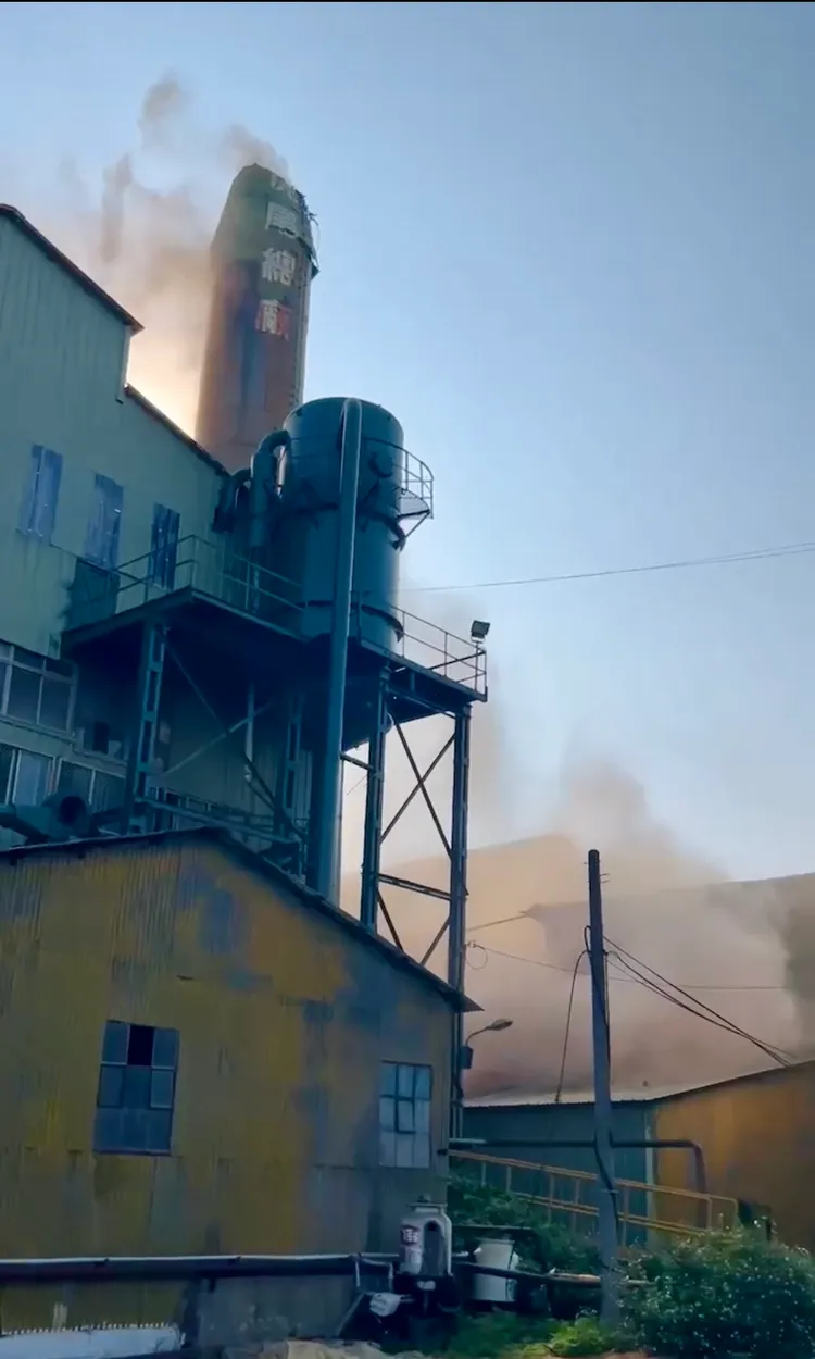 頂部崩落砸毀一旁鐵皮建築，冒出陣陣煙霧。取自記者爆料網