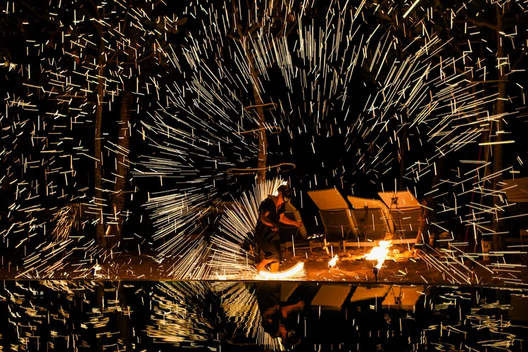 Kokulo Beach Club晚間上演精彩的火舞表演。田欣雲攝