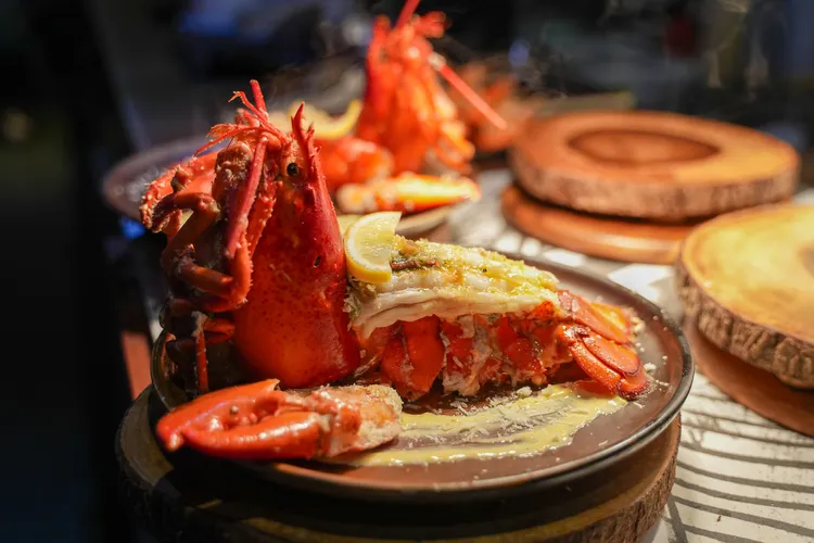 用奶油檸檬醬汁調味的整尾波士頓龍蝦，可無限續點。田欣雲攝