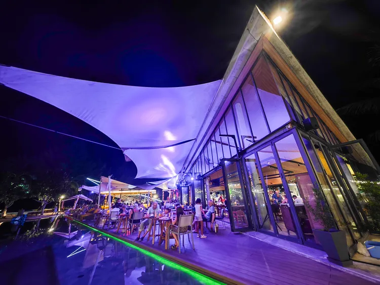 館內餐廳Kokulo Beach Club坐落泳池畔。田欣雲攝