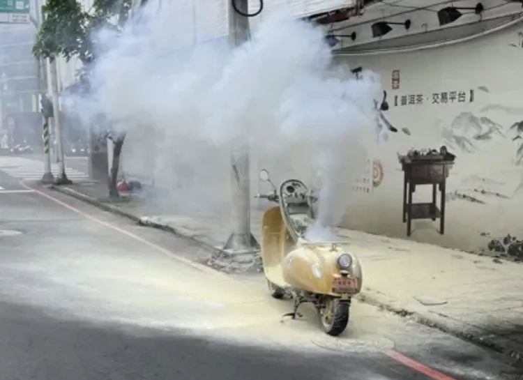 三峽警員使用乾式滅火器救援。翻攝畫面