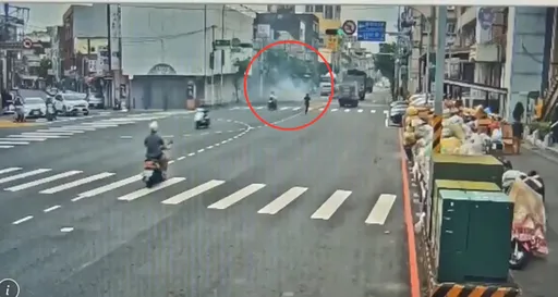 三峽電動機車突冒大量白煙 馬路行車視線受阻!警員持滅火器馳援
