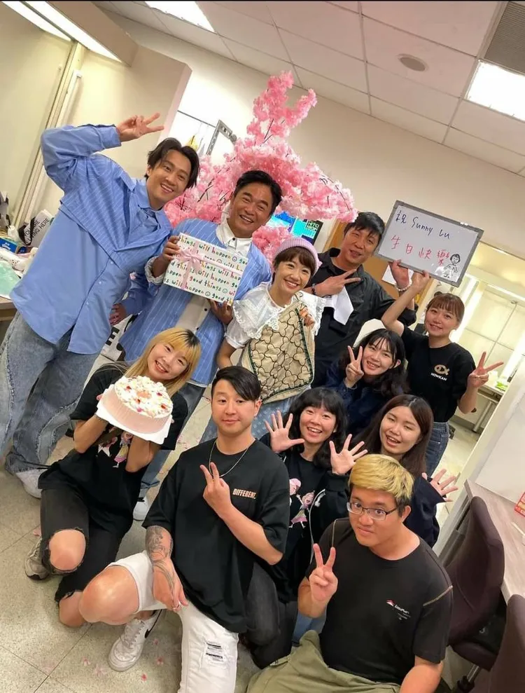 陳漢典（左起）、吳宗憲和工作人員端出端蛋糕，為LuLu慶生。翻攝LuLu臉書