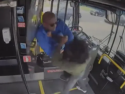 行進中乘客毆打公車司機 整台公車失控釀車禍