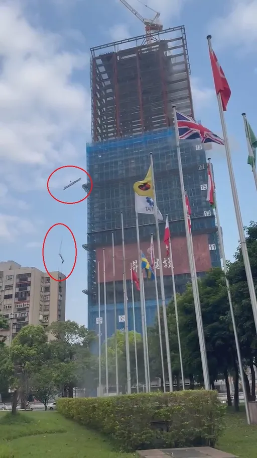 北市基隆路吊臂斷裂 砸中對面大樓!強震驚悚影片