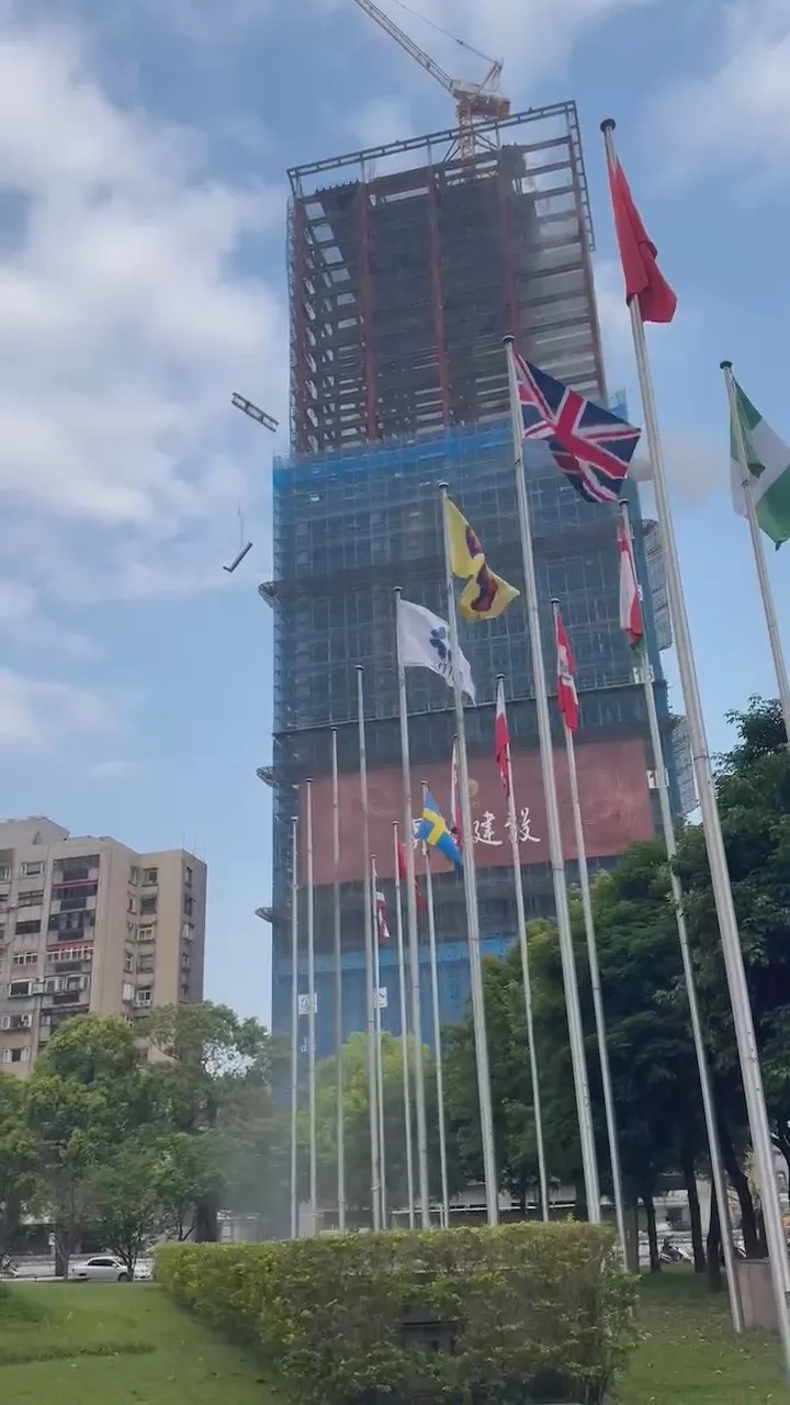 北市基隆路建案吊臂斷裂砸落對面大樓