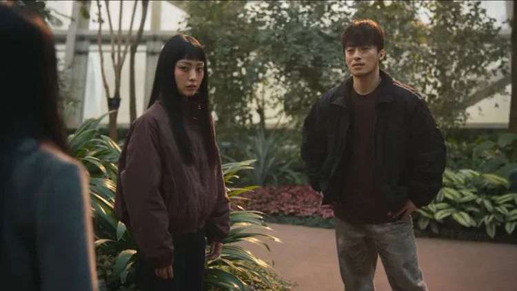 全少妮（左）劇中與具教煥一起克服困難，搞笑說希望第2季跟他談戀愛。翻攝Netflix