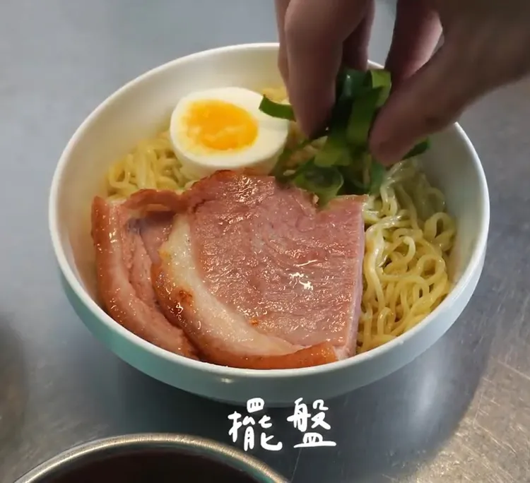 岸上的波妞湯麵食材準備：蔥15克、雞蛋2顆
、厚切火腿250克、雞高湯500毫升、水500毫升、醬油1大匙、味醂1大匙、香油1茶匙、
拉麵250克。