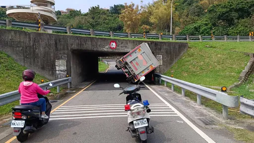 淡水關渡橋下貨車「翹孤輪」卡涵洞 你累了嗎?疑駕駛誤闖限高機車道