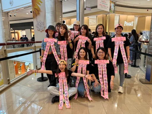 「本部長」李俊昊站台伯爵  粉絲披花環彩帶歡迎