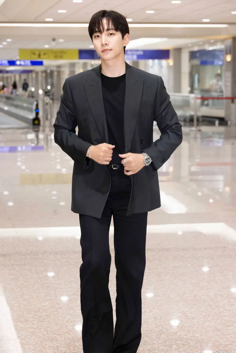 李俊昊昨抵台時，戴上PIAGET Polo系列礦石綠自動上鍊計時碼錶。品牌提供