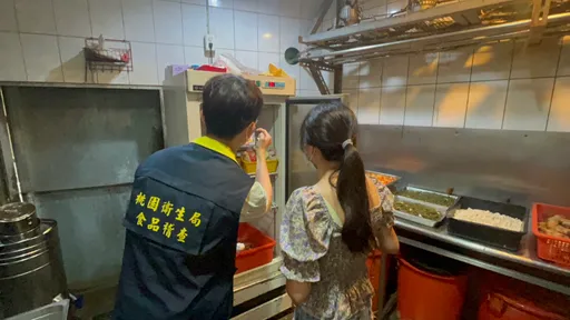 外帶燒鴨便當!打開後主菜、配菜都爬滿蛆 網友嘆:還沒吃就飽了