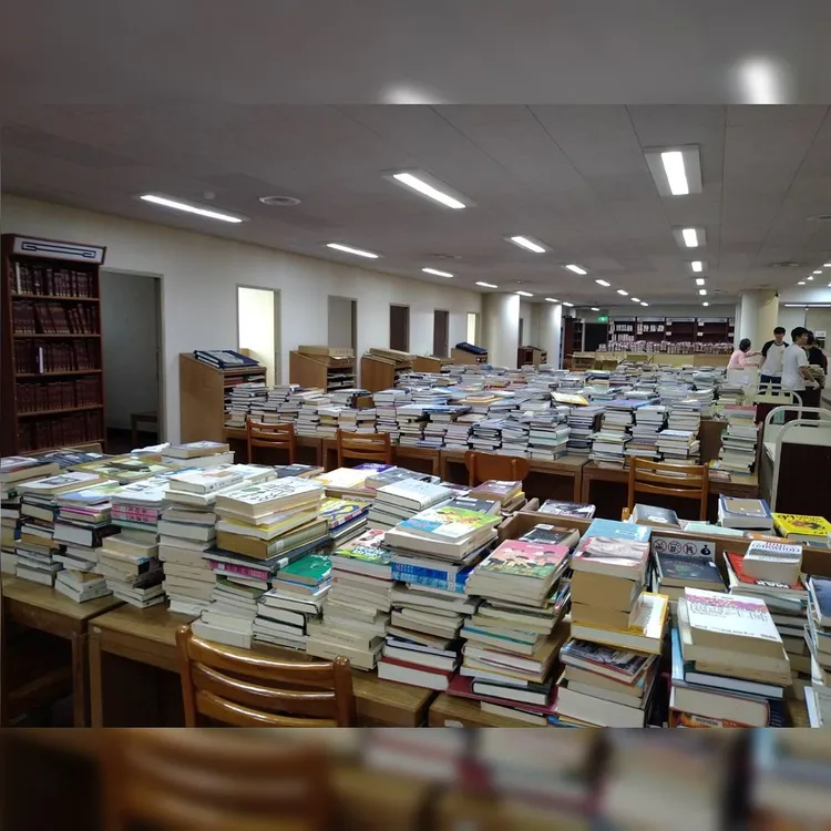 台師大圖書館的書都被擺到桌上，等待書櫃復位後放回。翻攝自台師大IG