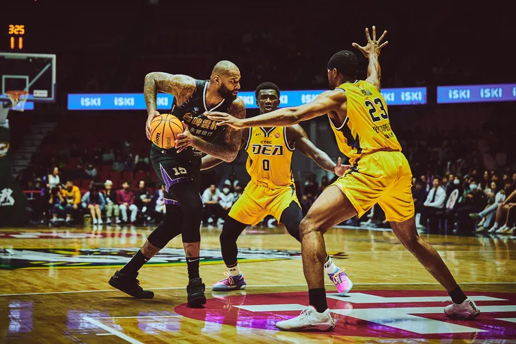 卡森斯(左)。T1聯盟