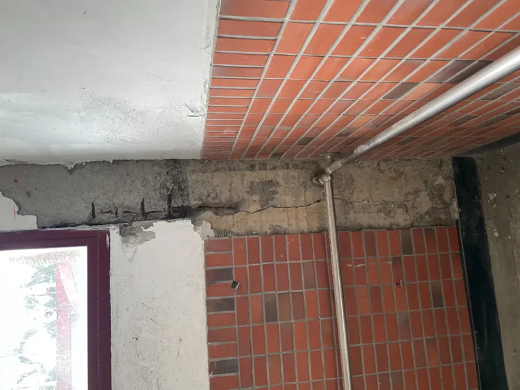 樓梯間已將剝落水泥與鬆動的磁磚敲除再進行後續工程。景美女中提供