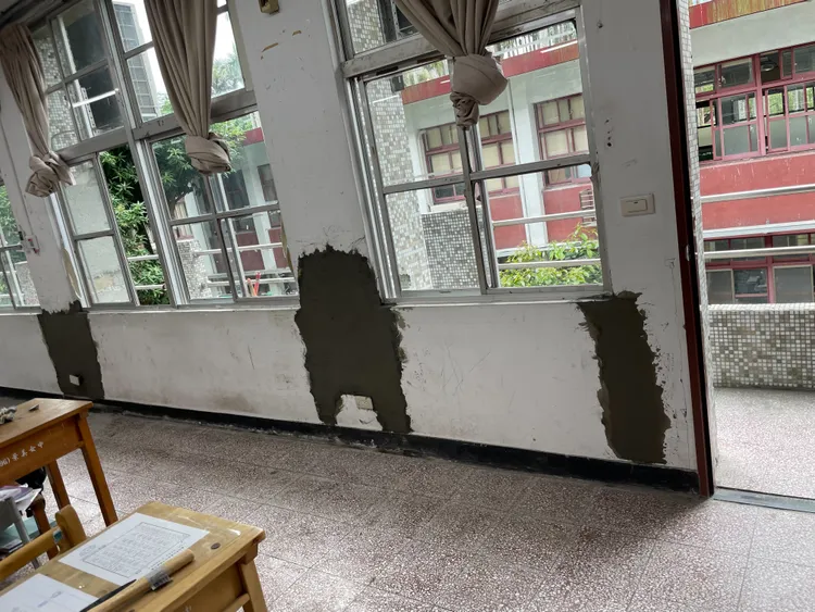 教室牆面有水泥剝落已敲除並進行水泥砂漿填補。景美女中提供