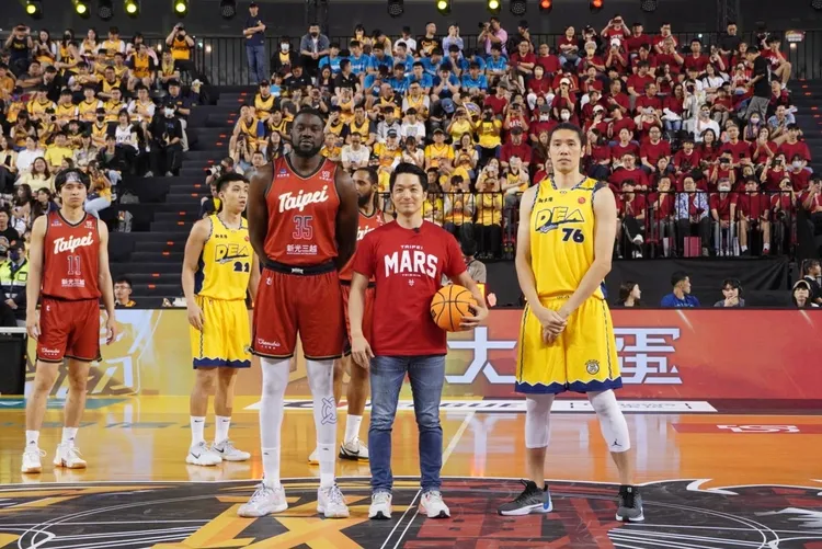 臺北市市長蔣萬安受邀擔任開球嘉賓，並為臺北台新戰神加油。