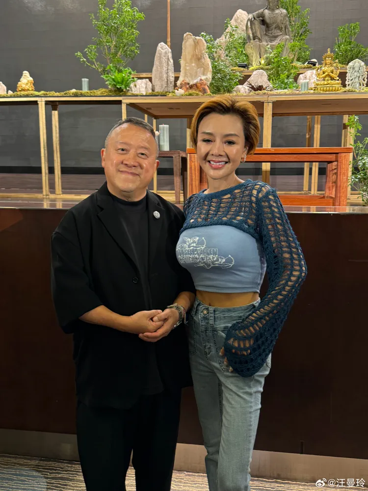 葉子楣（右）力挺曾志偉主辦的慈善晚宴。翻攝汪曼玲微博