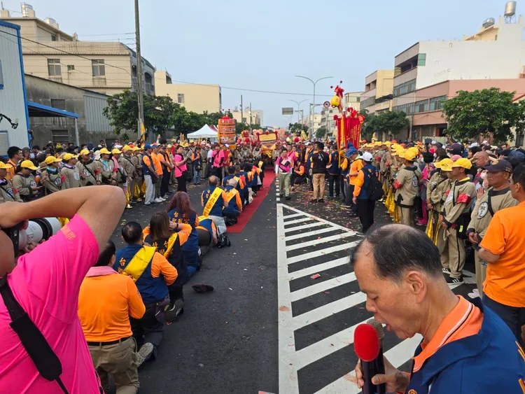 今天上午起駕後的盛況。民眾提供