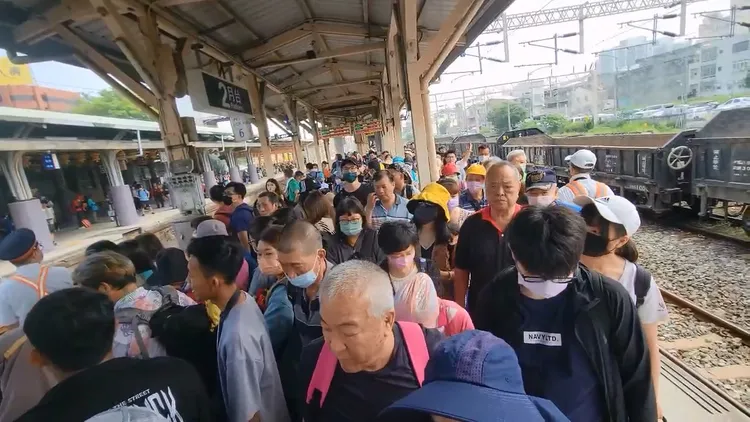 大甲火車站月台擠滿下車旅客。民眾提供