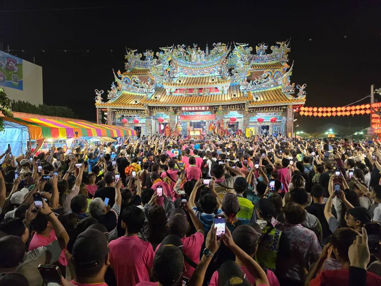 昨晚清水朝興宮的盛況。民眾提供