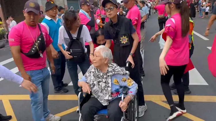 彰化市99歲詹姓阿嬤也來祈求平安鑽神轎。民眾提供