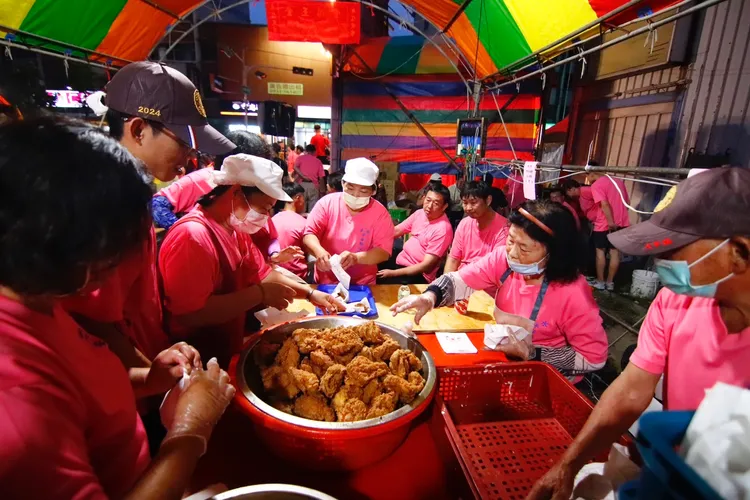 清水平安點心站總共動員466名志工，準備15萬份點心分送信徒。大甲媽祖教師研習團提供