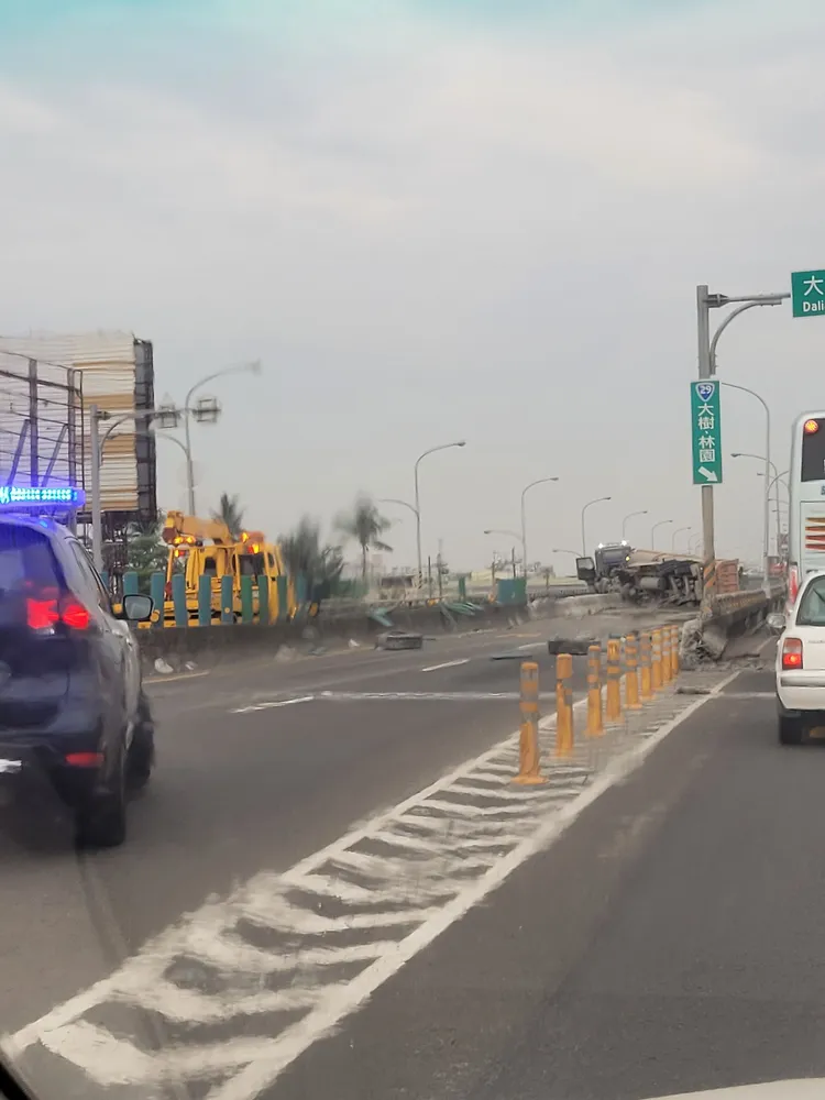 事故現場一片狼藉。翻攝自《記者爆料網》