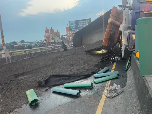 高屏大橋砂石車爆胎翻覆 砂石噴飛殃3車釀2傷
