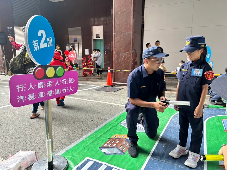 小小波麗士在警員引導下進行交通闖關遊戲。中友提供