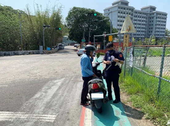 台中市警方針對標線型人行道常見的違規行駛、停車及道路障礙等3大項目加強取締。警方提供