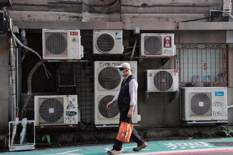 民眾選擇「時間電價」計費，可以藉由改變自身的用電時間習慣來節省電費。莊宗達攝 