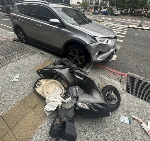 捷運蘆洲站旁汽車撞等紅燈4機車釀5人傷　如「保齡球瓶倒下」畫面曝