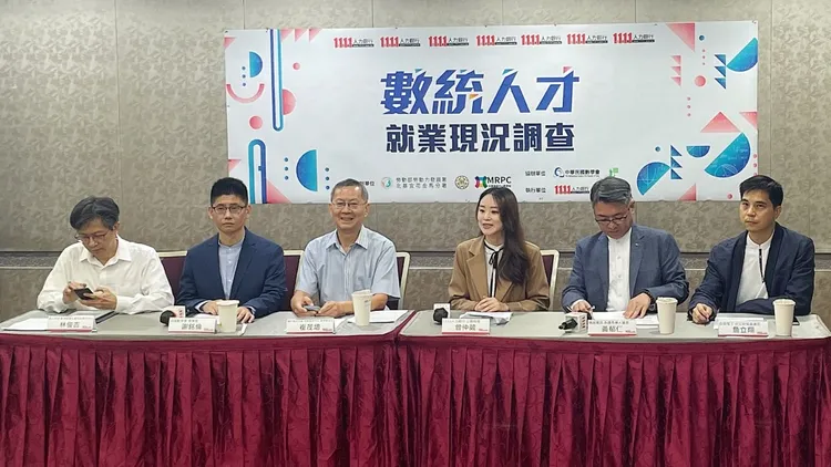 謝銘倫（左二）建議，數學系同學擅長利用複雜的工具處理問題，有助職場生涯。記者林則澄攝