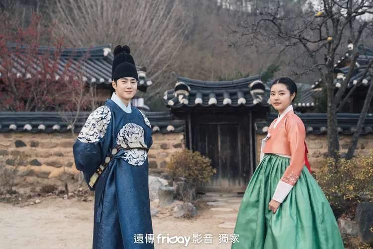 SUHO（左）劇中被洪藝智打包帶走。friDay影音提供