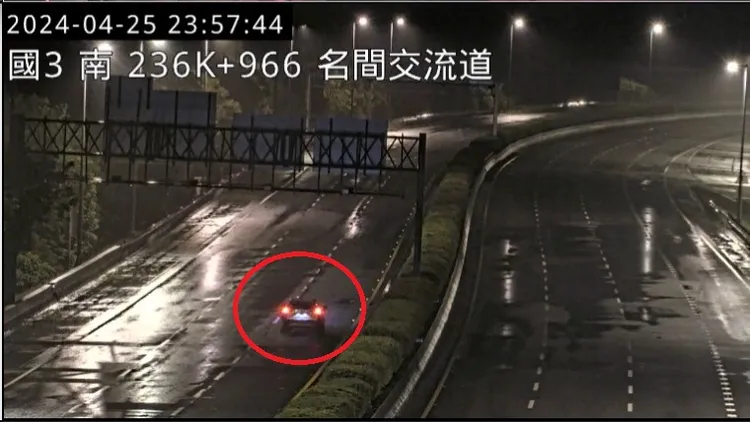 巫男一路沿內側車道逆向行駛。民眾提供