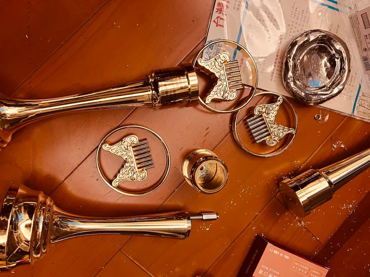 阿爆PO出家中地震災情照，一堆金曲獎盃遭震倒破碎。（圖／翻攝自臉書）