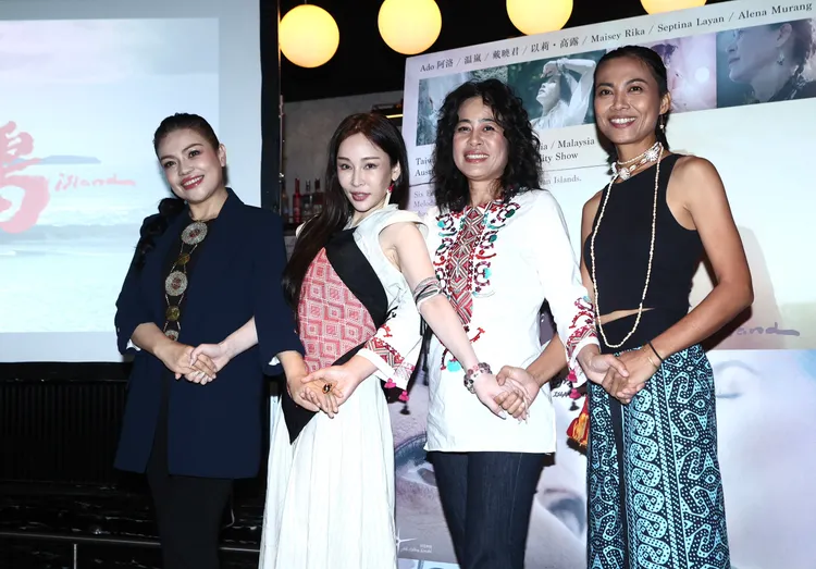 總導演阿洛（左起）、歌手温嵐、以莉．高露、戴曉君等今天出席《你的島嶼我的家2-女人島》首播記者會。彭欣偉攝