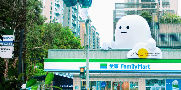 全家超商邀請大家一起投下零錢捐，支持基金會。基金會提供